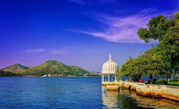 romantic-tajmahal-with-enchanting-city-of-lakes-and-palaces